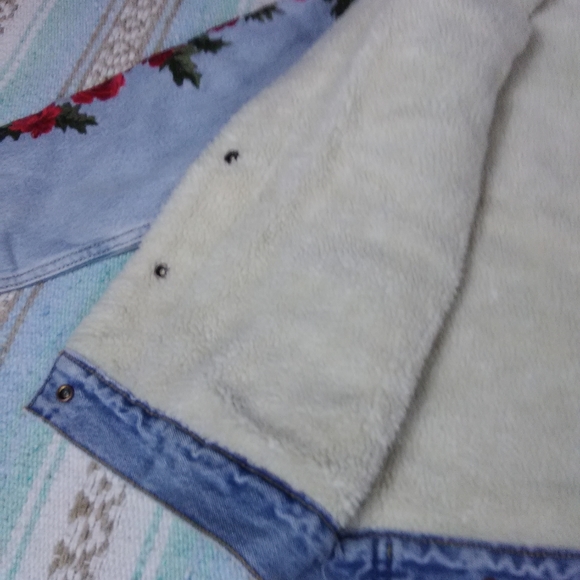 VINTAGE LEVI'S JEAN JACKET  ROSE EMBROIDERY  WOMEN'S MEDIUM - Picture 12 of 16